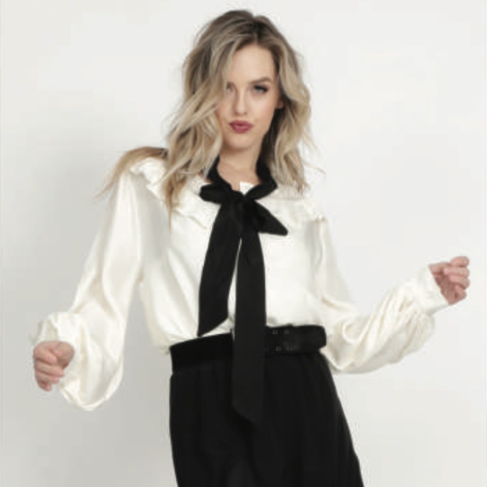 Gold Hawk; NWT Silk Ruffle Tie Neck Blouse in Ivory/Black; size SMALL